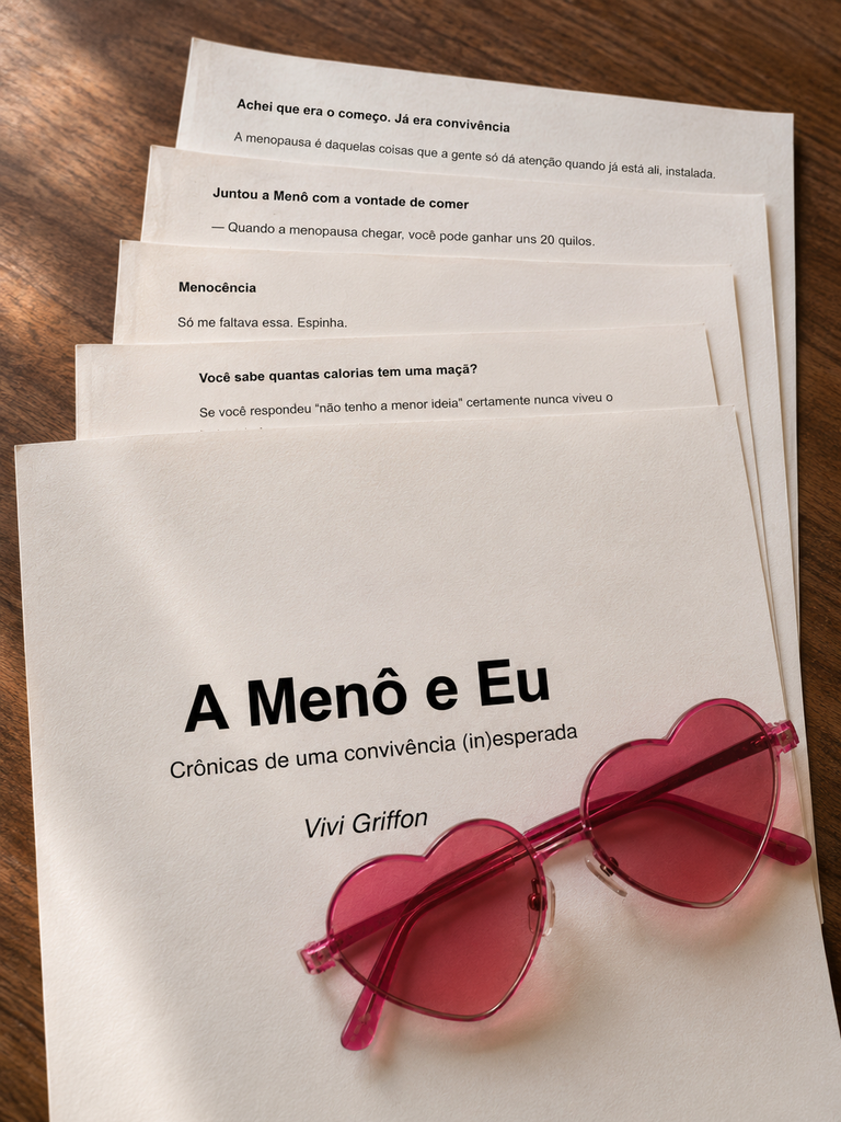 Manuscrito de A Menô e Eu, de Vivi Griffon, com os óculos da Menô