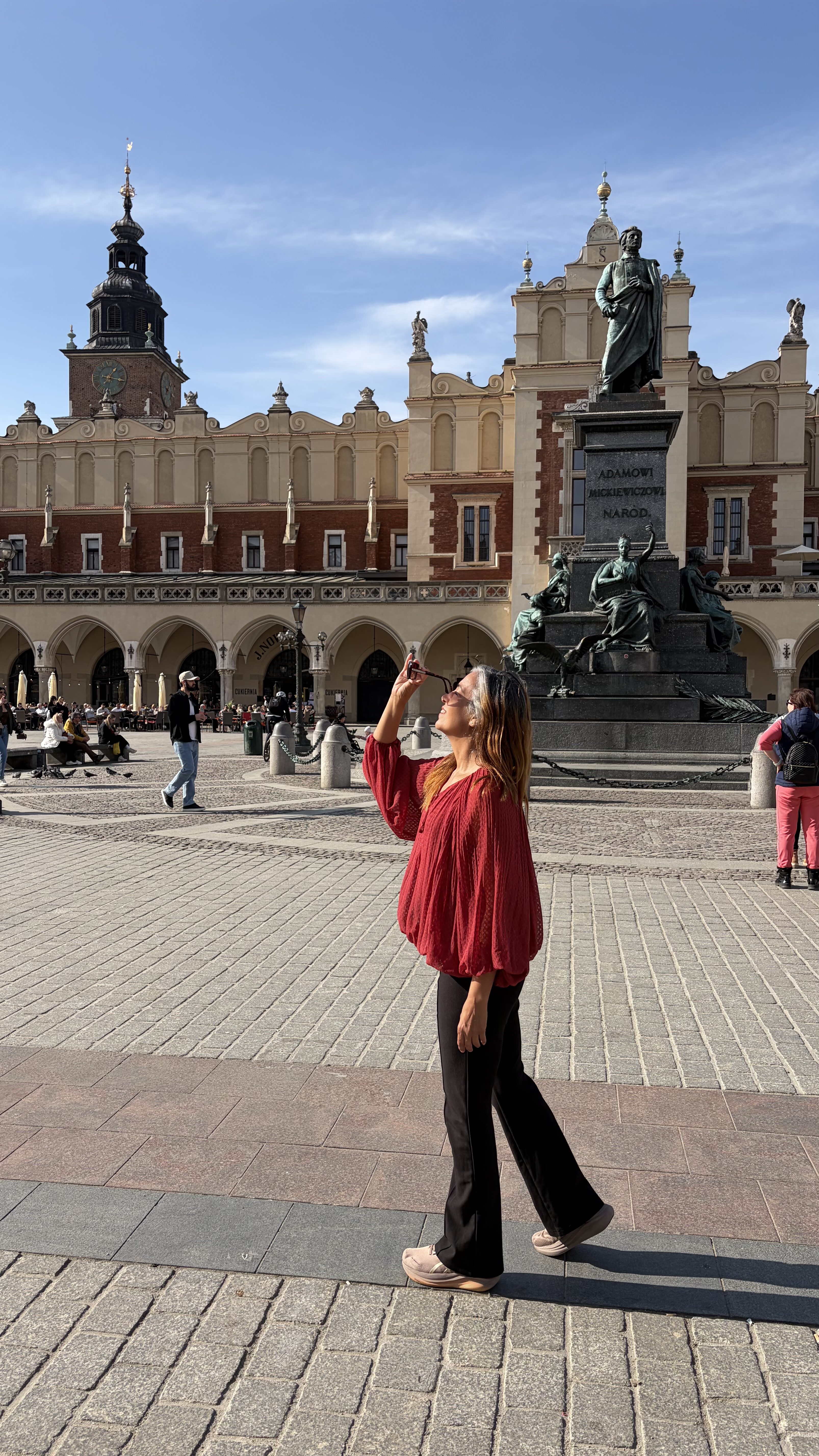 Vivi Griffon na Praça do Mercado de Cracóvia, onde surgiu a ideia de criar vídeos com a Menô